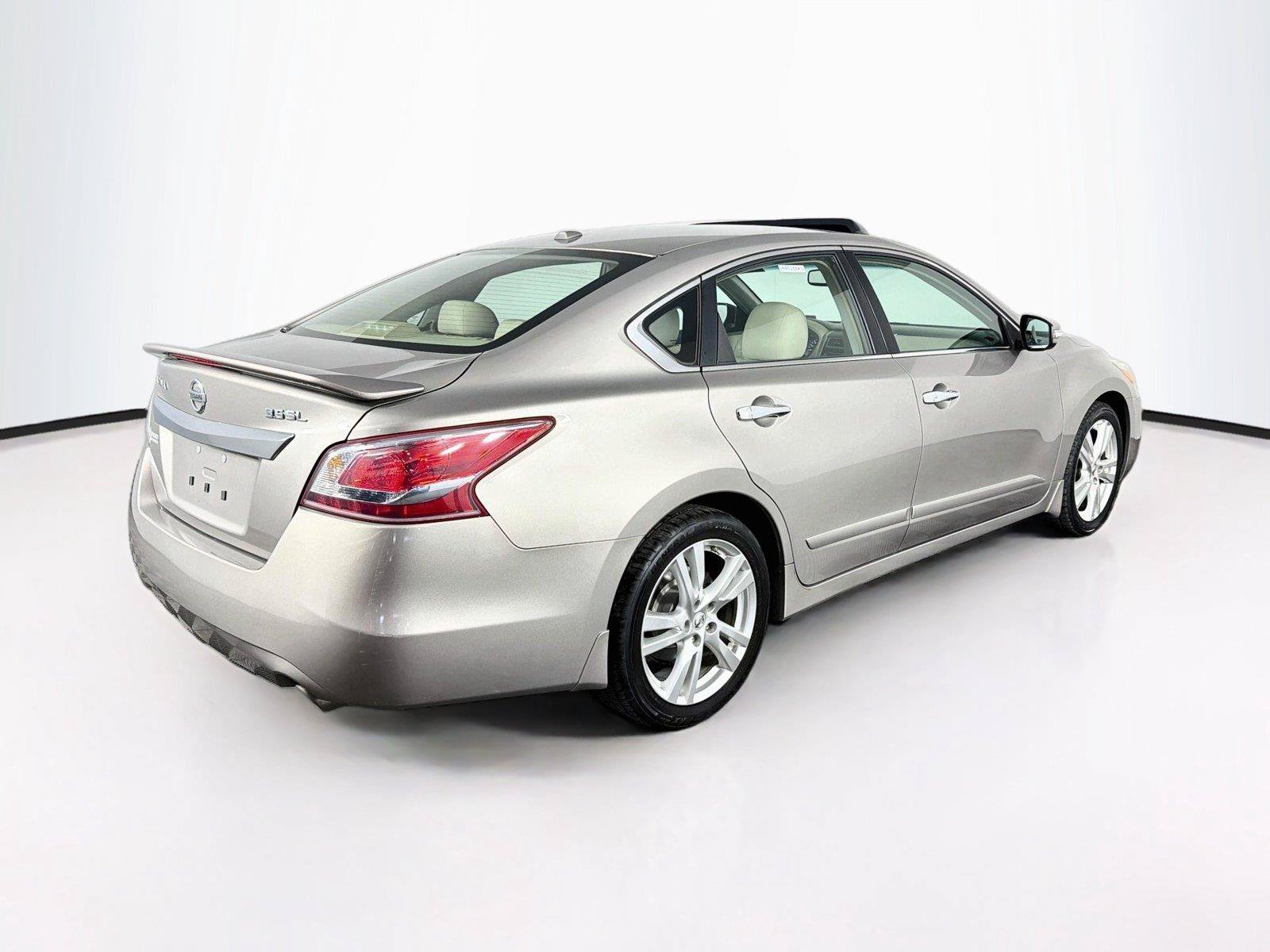 Used 2013 Nissan Altima 3.5 SL w/ Technology Pkg FWD image 11