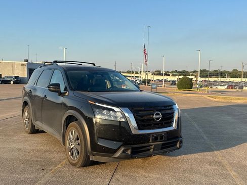 Certified 2024 Nissan Pathfinder SV FWD image 2