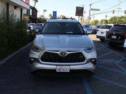 Used 2021 Toyota Highlander XLE FWD image 2