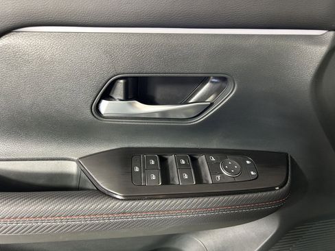 Used 2025 Nissan Kicks SR FWD image 17