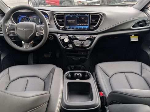 New 2026 Chrysler Pacifica Select image 8