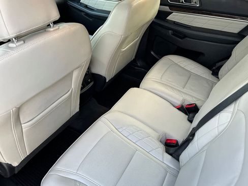 Used 2016 Ford Explorer Platinum image 4
