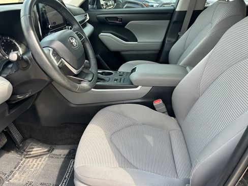 Used 2023 Toyota Highlander LE AWD/4WD image 11