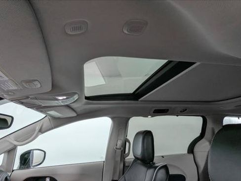 Used 2023 Chrysler Pacifica Limited FWD image 16