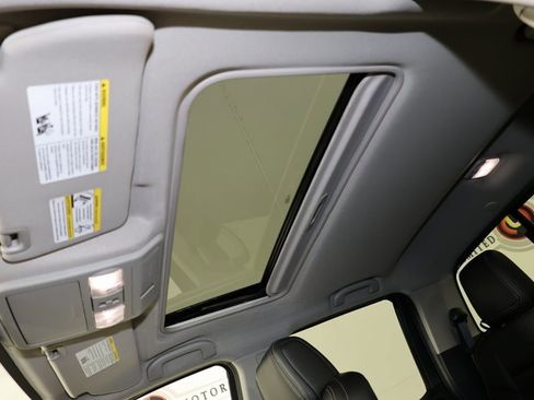 Used 2024 Nissan Frontier SL w/ Technology Package image 12