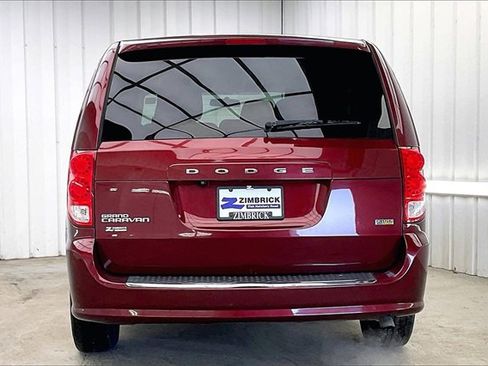 Used 2017 Dodge Grand Caravan SE image 4