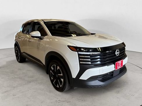 Used 2025 Nissan Kicks SV AWD/4WD image 8
