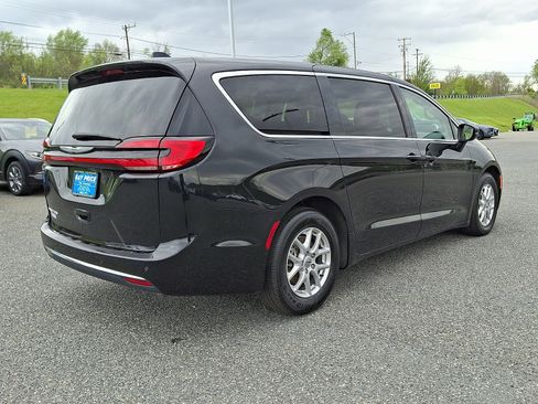 Used 2023 Chrysler Pacifica Touring-L FWD image 7