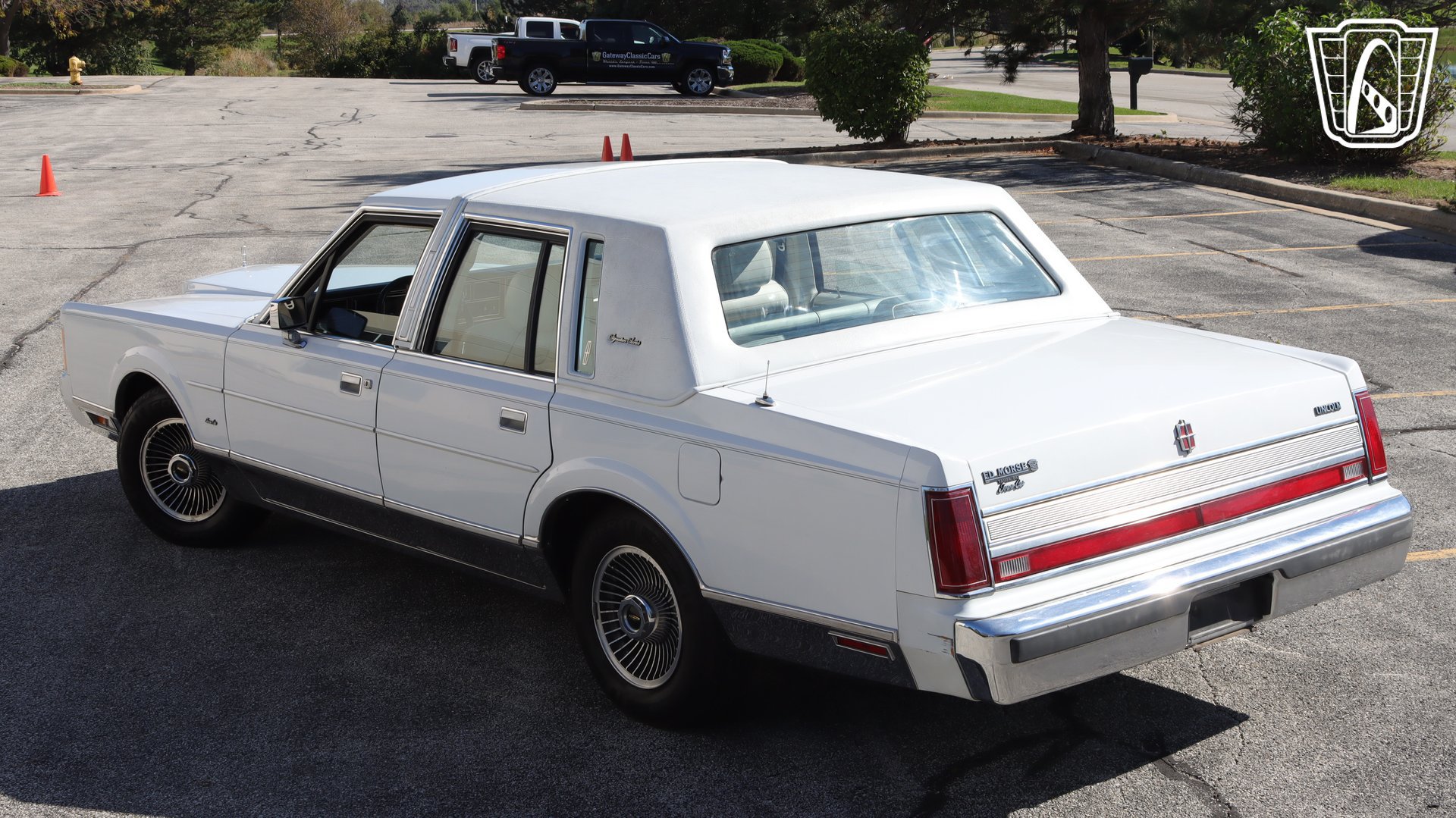 Used 1989 Lincoln Town Car Signature RWD image 2