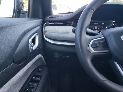 Used 2025 Jeep Compass Latitude w/ Sun & Sound Group AWD/4WD image 13