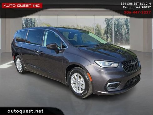 Used 2023 Chrysler Pacifica Touring-L FWD image 3