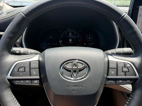 Used 2024 Toyota Highlander Limited AWD/4WD image 17