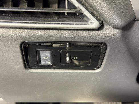 Used 2017 Jaguar F-PACE Premium image 17