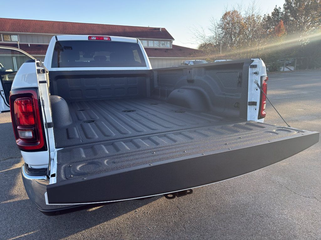New 2026 RAM 3500 Big Horn AWD/4WD image 17