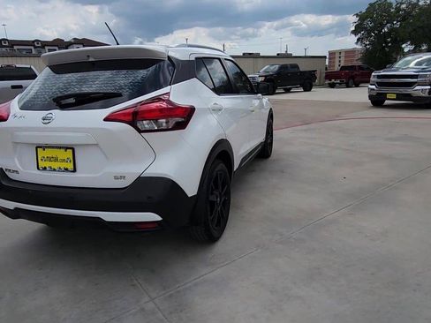 Used 2020 Nissan Kicks SR w/ SR Premium Package FWD image 8