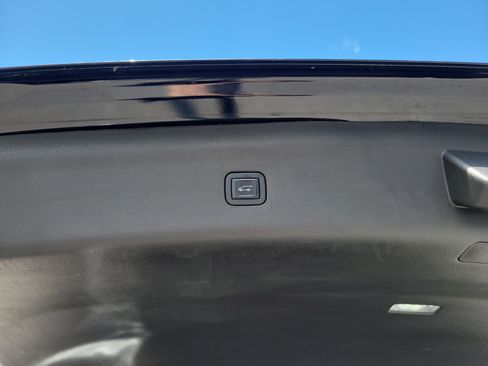 Used 2022 Buick Enclave Essence FWD image 17