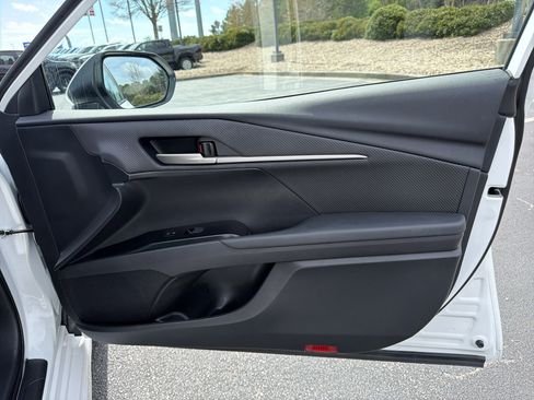 Used 2025 Toyota Camry SE image 14