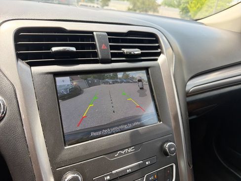 Used 2020 Ford Fusion SE FWD image 31