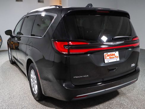 Used 2022 Chrysler Pacifica Touring-L image 9
