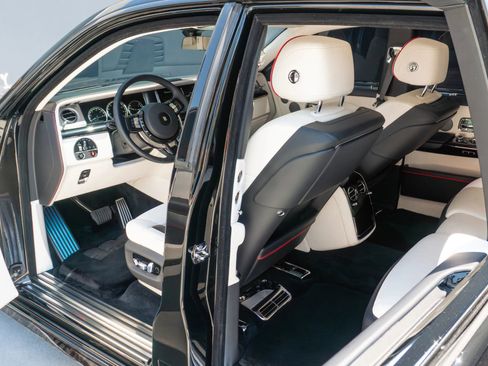 Used 2024 Rolls-Royce Phantom Sedan w/ The Phantom Package RWD image 90
