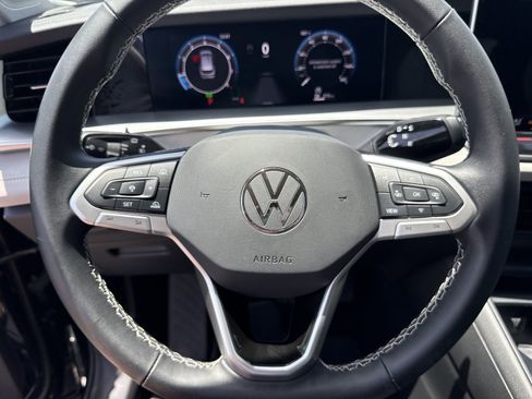Used 2025 Volkswagen Tiguan SE FWD image 29