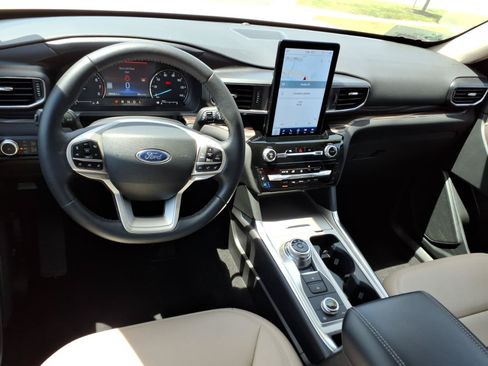 Certified 2023 Ford Explorer Limited w/ Limited Technology Package AWD/4WD image 5