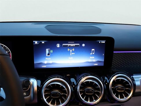 New 2025 Mercedes-Benz GLB 250 4MATIC image 23