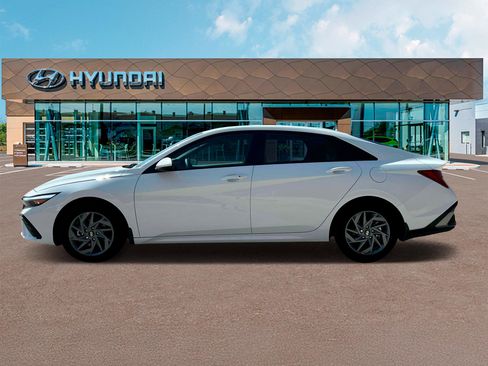 Used 2025 Hyundai Elantra Hybrid FWD image 32
