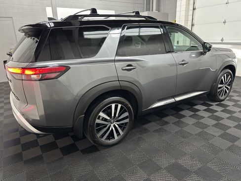 Used 2024 Nissan Pathfinder Platinum image 11