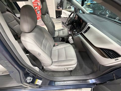 Used 2016 Toyota Sienna XLE Premium image 45