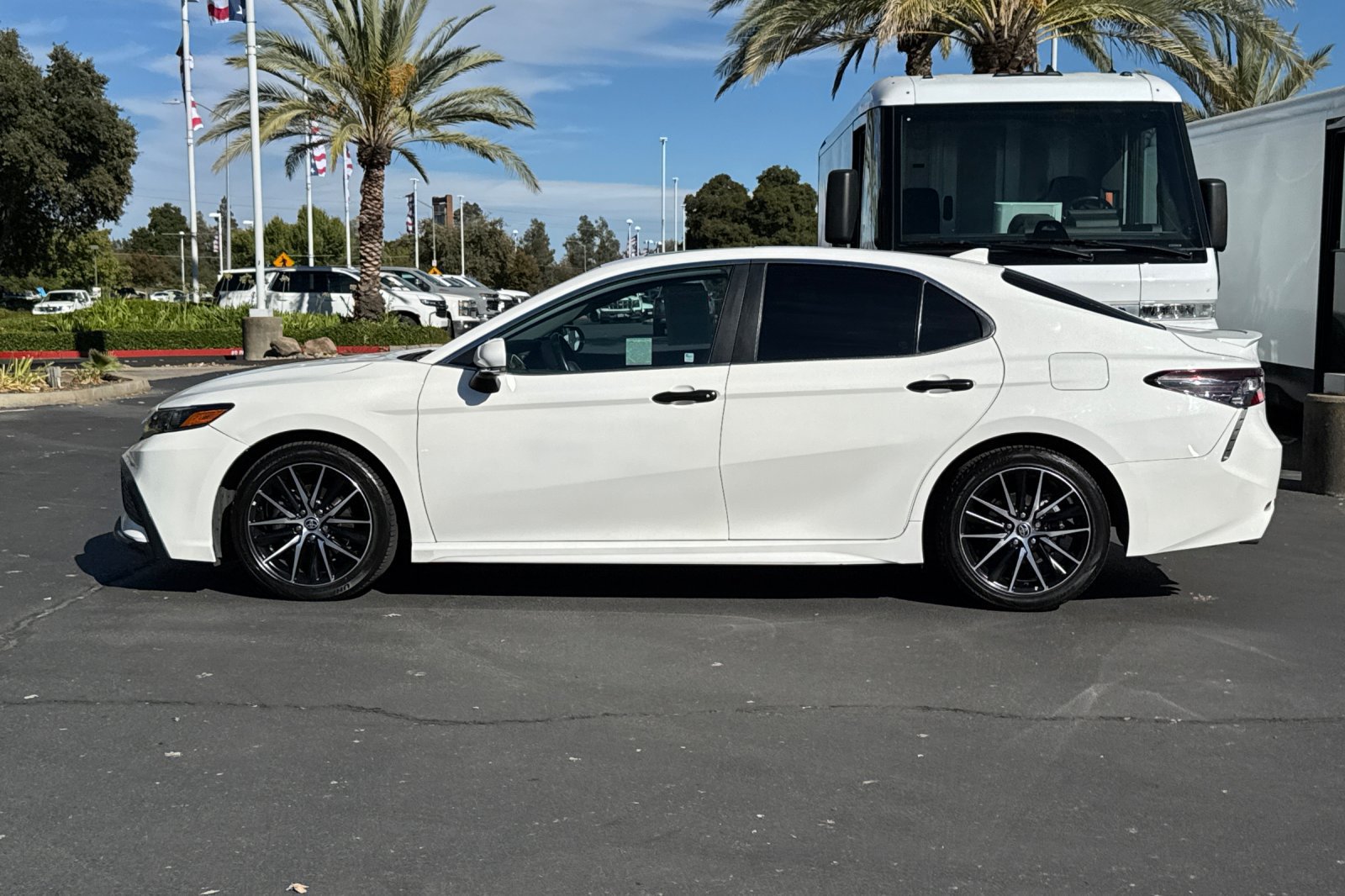 Used 2023 Toyota Camry SE w/ Audio Upgrade Package FWD image 6