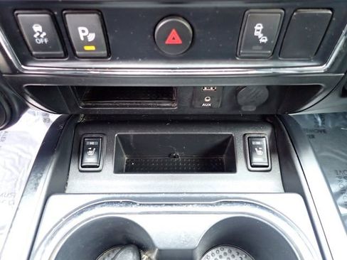 Used 2018 Nissan Titan SV w/ SV Convenience Package AWD/4WD image 25