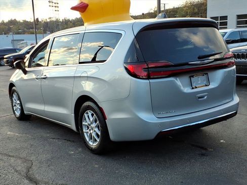 Used 2023 Chrysler Pacifica Touring-L image 3
