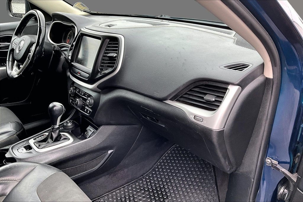 Used 2018 Jeep Cherokee Latitude Plus w/ Cold Weather Group AWD/4WD image 10