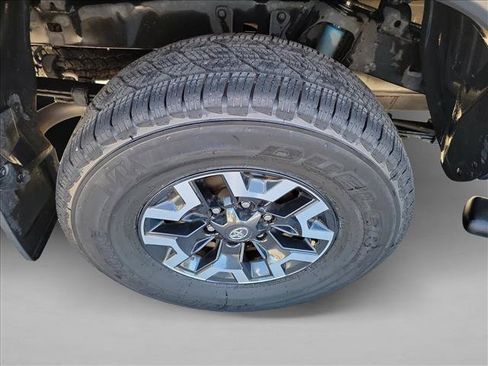 Used 2022 Toyota Tacoma TRD Off-Road w/ Technology Package AWD/4WD image 11
