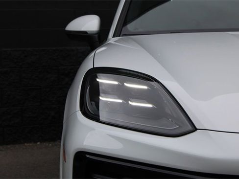 Used 2025 Porsche Cayenne Coupe image 12