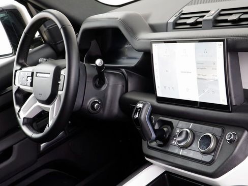 Used 2025 Land Rover Defender 110 S image 21