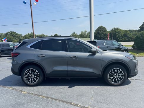 Used 2025 Ford Escape SE w/ PHEV Premium Package FWD image 6