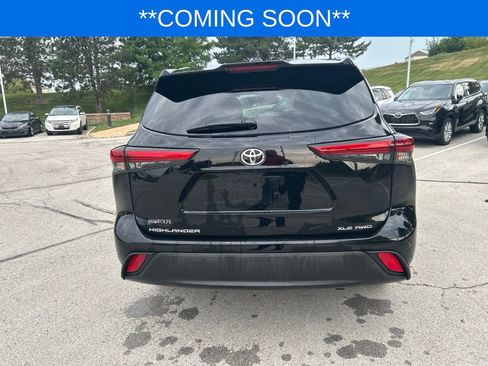 Used 2022 Toyota Highlander XLE AWD/4WD image 7