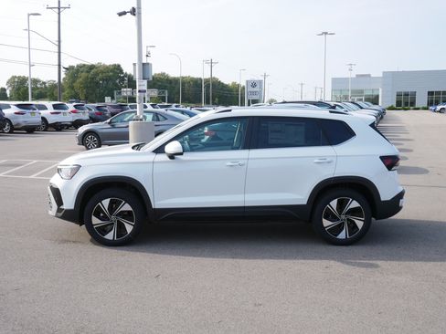 New 2025 Volkswagen Taos SE image 3