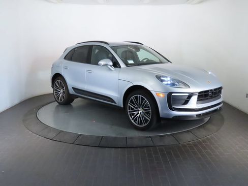 Certified 2026 Porsche Macan AWD/4WD image 9