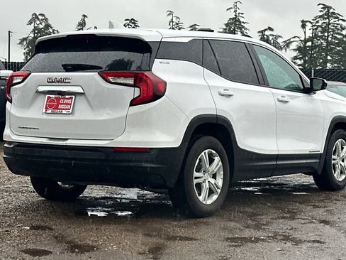 Used 2024 GMC Terrain SLE image 3