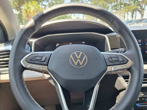 Certified 2025 Volkswagen Taos SE FWD image 20