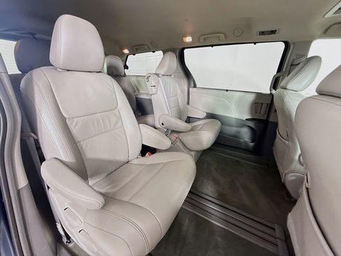 Certified 2017 Toyota Sienna XLE image 28
