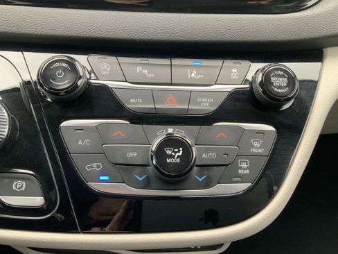 Used 2024 Chrysler Pacifica Touring-L image 42