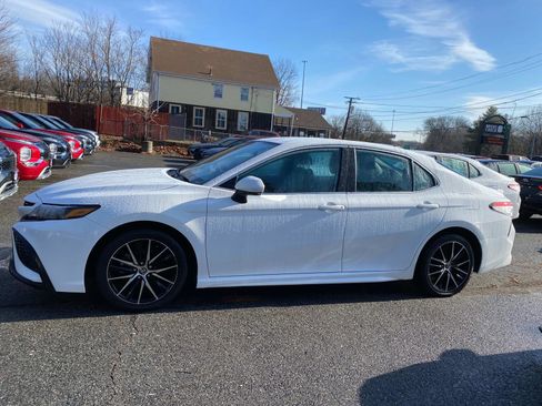 Used 2023 Toyota Camry SE image 2