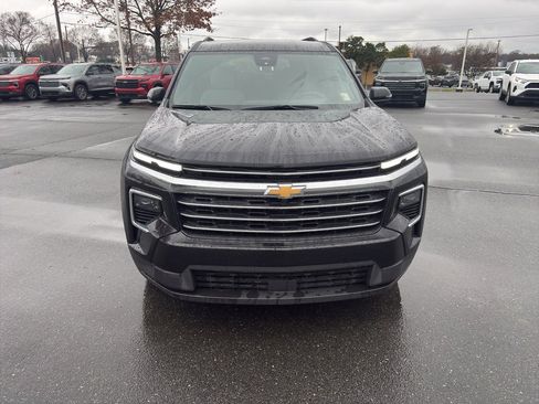 Used 2025 Chevrolet Traverse LT image 2