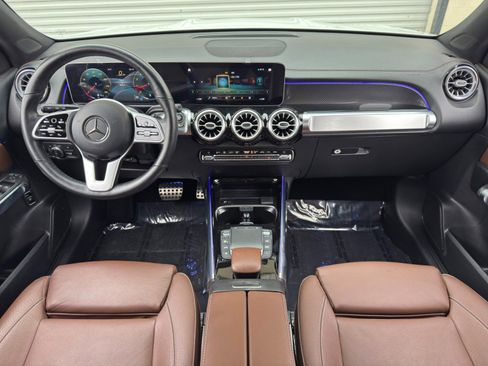 Used 2021 Mercedes-Benz GLB 250 w/ AMG Line image 11