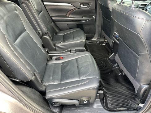 Used 2019 Toyota Highlander XLE FWD image 14