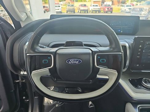 Used 2025 Ford Expedition Platinum w/ Driver's Package AWD/4WD image 15